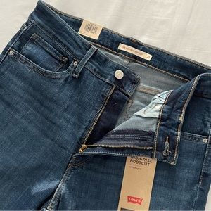 Levi’s 725 High-Rise Bootcut Jeans 💙